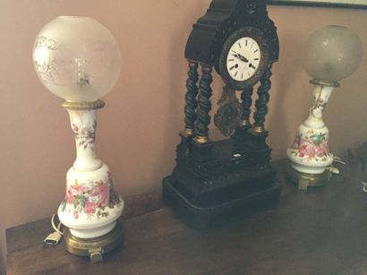Une lampe à pétrole en porcelaine transformées...