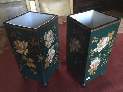 Deux vases en porcelaine à décor bleu et...