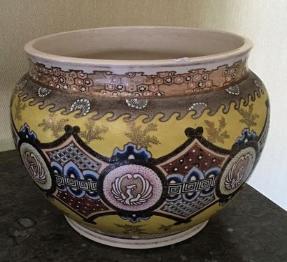 Un cache pot en céramique à fond jaune. 