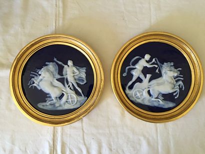 Paire de plaques en porcelaine émaillées...