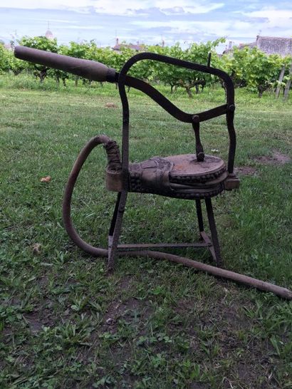 Une bouchonneuse à bouteille, une pompe JAVA...