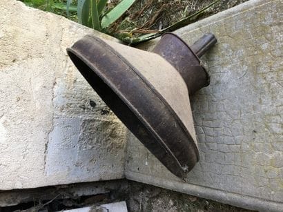 Une bouchonneuse à bouteille, une pompe JAVA...