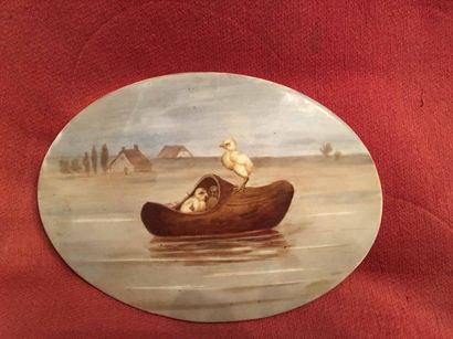 Plaque ovale en porcelaine à décor de poussins....