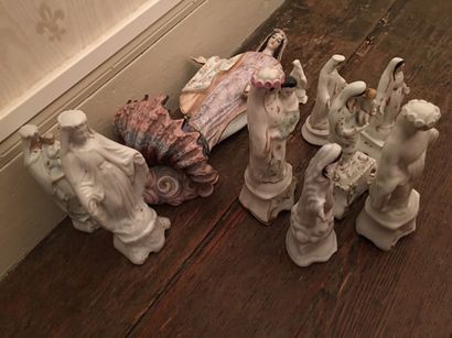 Collection de neuf statuettes représentant...