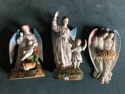 Trois biscuits en porcelaine peinte. Hauteur :...