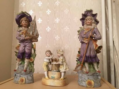 Trois statuettes en biscuit, souvenirs des...