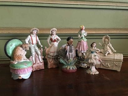 Lot de 7 statuettes en porcelaine et biscuit...