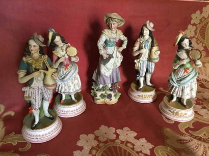 Deux paires de statuettes à biscuit peint...