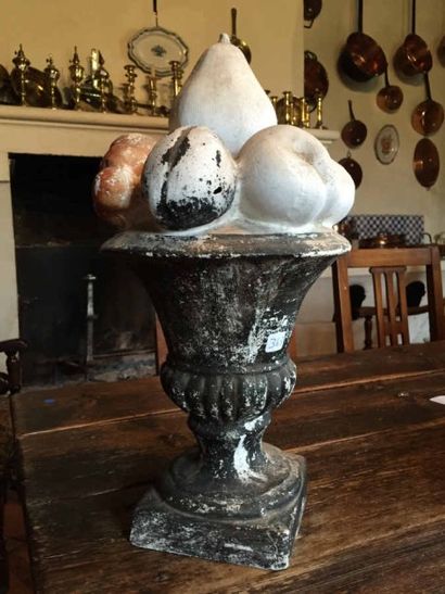 Vase Médicis en plâtre portant des fruits....