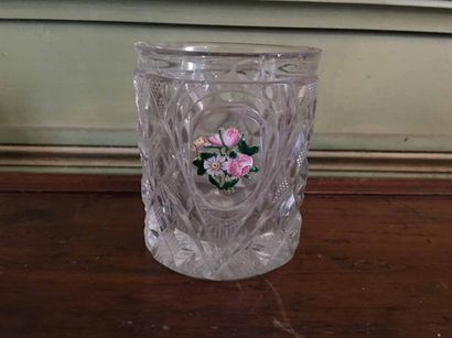 Verre en cristal moulé à décor dans un médaillon...