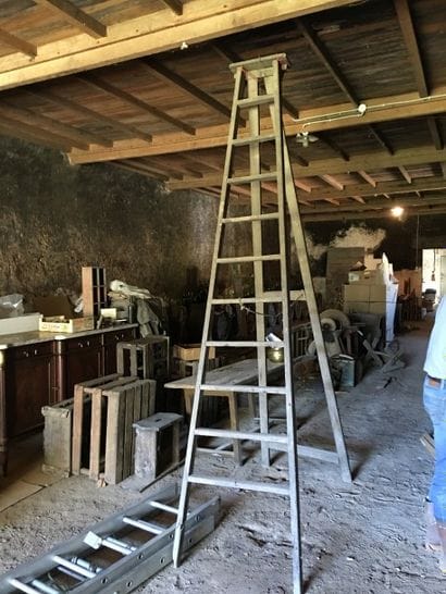 Grande échelle en bois.