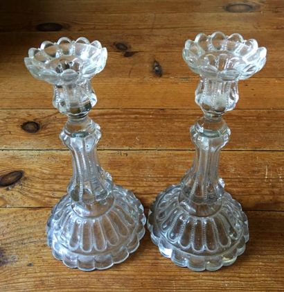 Paire de flambeaux en verre moulé. XIXe siècle....