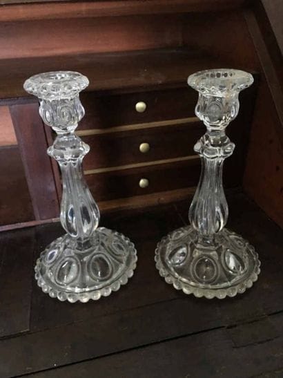 Paire de flambeaux en cristal moulé. XIXe...
