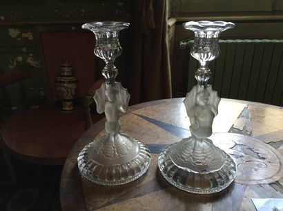 Paire de bougeoirs en verre moulé à décor...