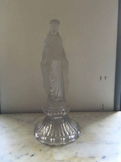 Vierge en cristal moulé. Hauteur : 25 cm
