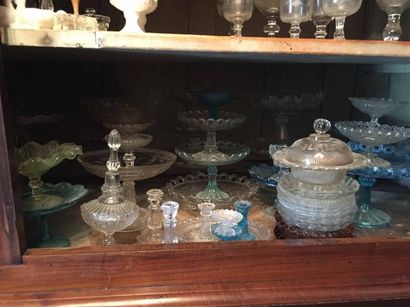 Important lot de coupes sur pied, bougeoirs,...