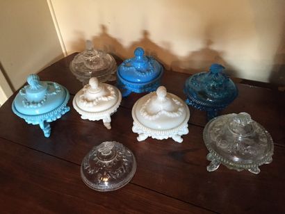 7 coupelles tripodes en verre opalin à décor...