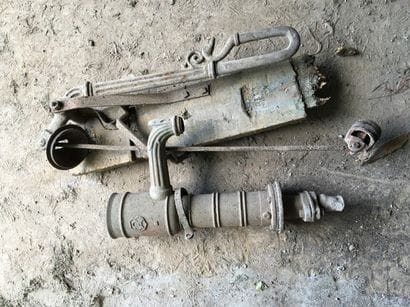Deux pompes de puit en fonte.