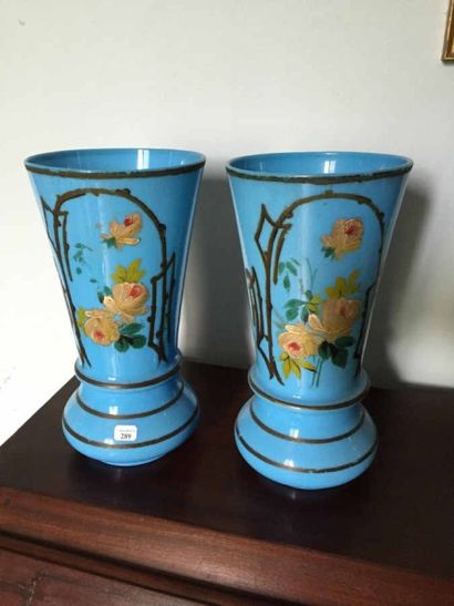Paire de pots en verre opalin bleu. Hauteur :...