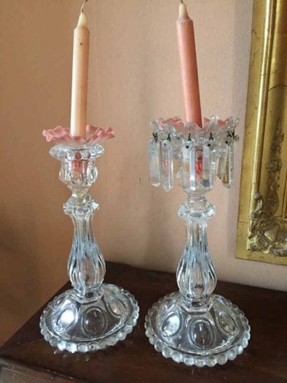 Paire de bougeoirs en verre moulé. Hauteur...