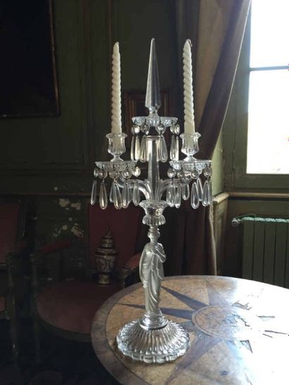 Bougeoir en verre moulé à 2 bras de lumière...