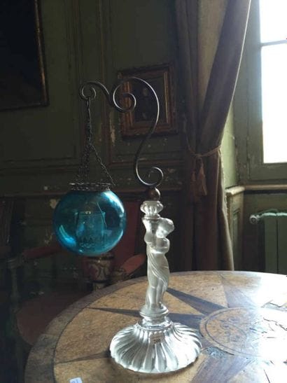 Veilleuse en verre moulé et métal à décor...