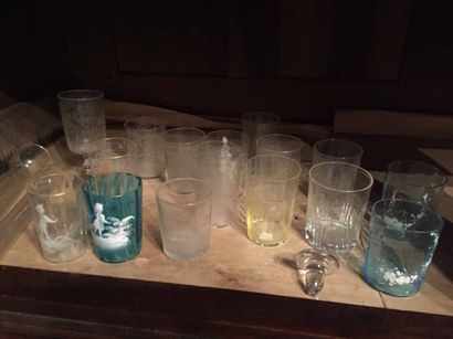 Lot de verres en verre moulé dépareillés...
