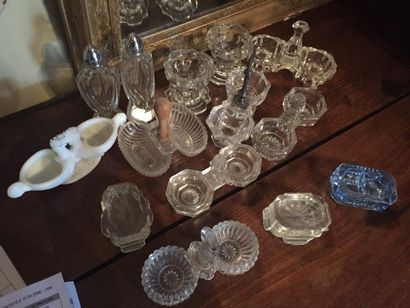 Un lot de salières en verre moulé et div...