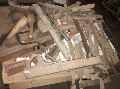 Un ensemble de vieux outils.