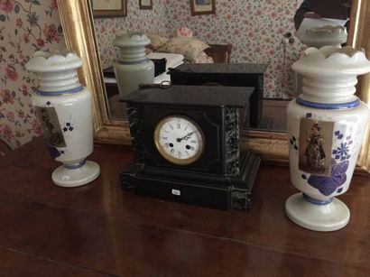 Paire de vases en verre opalin à décor néo-japonisant...