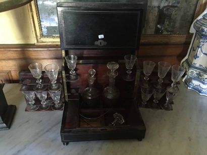 Cave à liqueur en bois ,oirci à décor de...