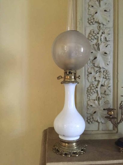 Paire de lampes à pétrole en verre opalin...