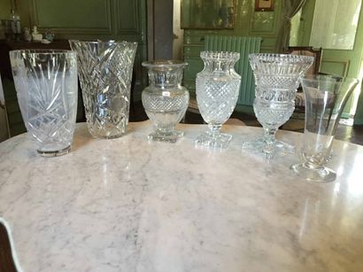 Deux vases en cristal taillé, l'un signé...