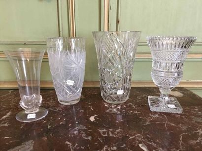 Quatre vases en cristal et verre dont un...