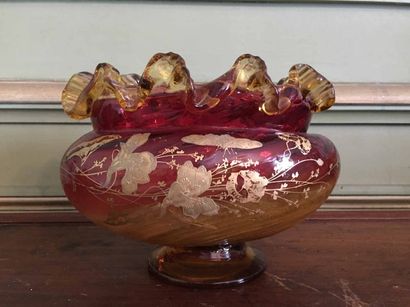 Vase de forme oblong en verre, col ourlé...