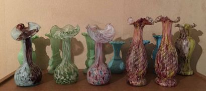 12 vases à cols ourlés en verre.