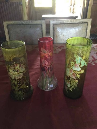 Trois vases en verre à décor peint de fleurs....