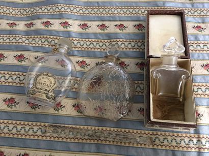 3 flacons de parfum, un signé R. Lalique,...