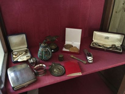 Lot comprenant : une montre, pièces de monnaies...