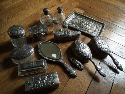 Importante garniture de toilette en argent...