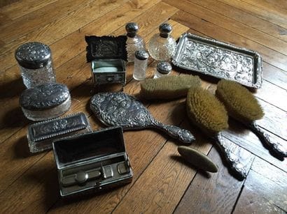 Importante garniture de toilette en argent...