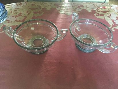 Paire de coupes sur pied en verre moulé le...