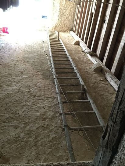 Une très grande échelle en bois (7 mètres...