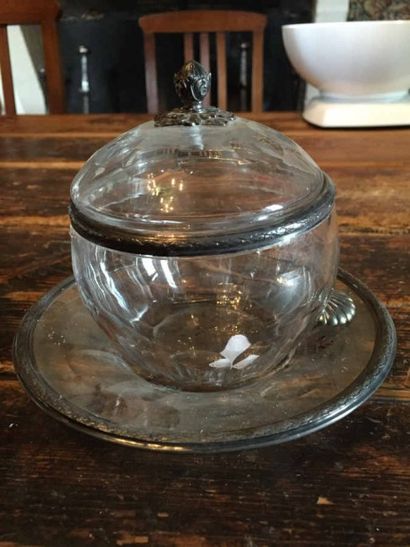 Bonbonnière et sa soucoupe en cristal taillé...
