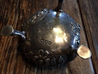 Salière tripode anglaise en argent. Poids :...