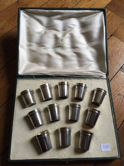 Douze petits gobelets en argent, intérieur...