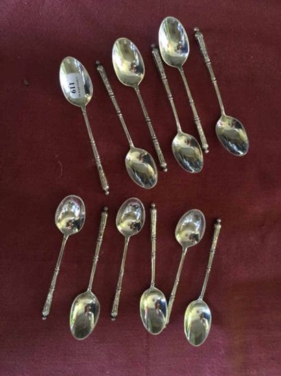 12 petites cuillères en métal argenté.