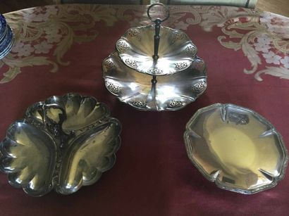 Trois coupes à apéritif en métal argenté...