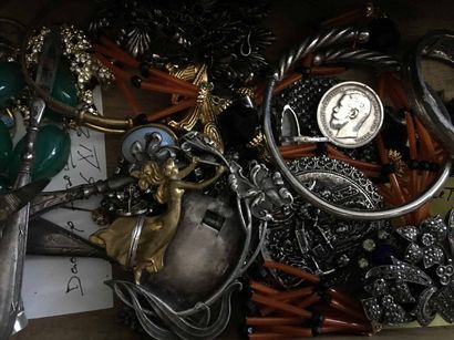 Lot de faux bijoux, certains en argent.