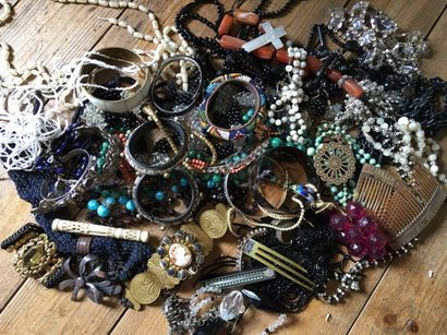 Un lot de faux bijoux.